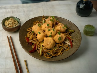 Sebzeli Noodle Üstü Dynamite Chicken görseli