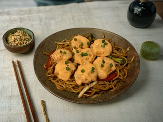 Sebzeli Noodle Üstü Dynamite Shrimps görseli