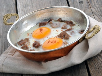 Sahanda Sucuklu Yumurta görseli