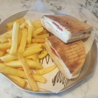 Bazlama Ekmeğine Kaşar Peynirli Sucuklu Tost görseli
