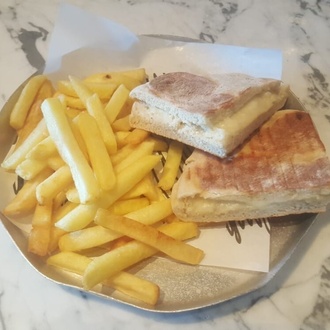 Bazlama Ekmeğine Kaşar Peynirli Tost görseli