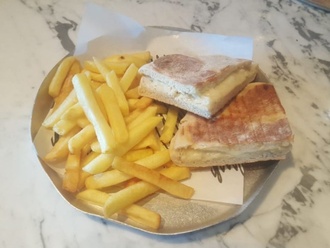 Bazlama Ekmeğine Kaşar Peynirli Tost görseli