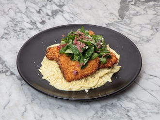 Pesto Soslu Makarna Üzeri Şinitzel görseli