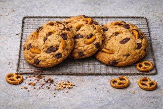 Dev Kurabiye Parça Çikolatalı Ve Krakerli görseli