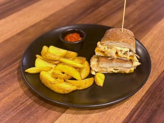 Tavuklu Mantarlı Sıcak Sandviç görseli