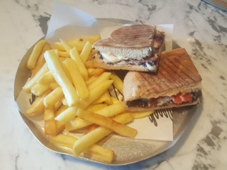 Bazlama Ekmeğine Beyaz Peynirli & Domatesli Tost görseli