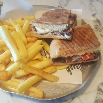 Bazlama Ekmeğine Beyaz Peynirli & Domatesli Tost görseli