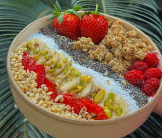 Çilekli & Muzlu & Frambuazlı Granola Bowl görseli