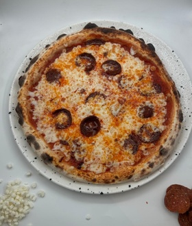 Sucuklu Humuslu Pizza görseli