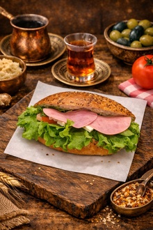 Beyaz Peynirli Salamlı Soğuk Sandviç görseli