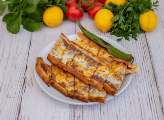 Kıymalı Kaşarlı Yumurtalı Pide görseli