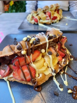 Çilekli & Muzlu Bubble Waffle Sandwich görseli