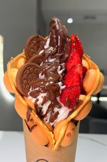 Çilekli & Muzlu Külahta Bubble Waffle (Büyük) görseli