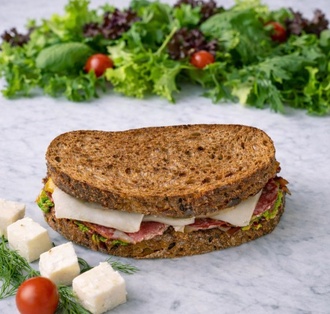 Ekşi Mayalı Avakodolu Füme Etli Tost görseli