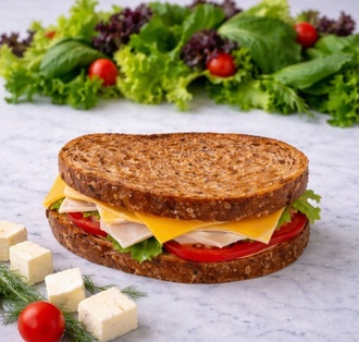 Ekşi Mayalı Kuru Domatesli Beyaz Peynirli Tost görseli