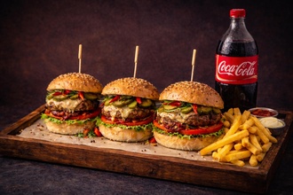 Üç Kardeş Klasik Burger & Coca Cola (1 Lt) görseli