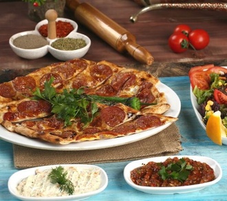 Sucuklu Lahmacun görseli