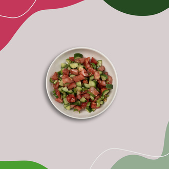 Domates, Salatalık Ve Biberin Yağ Ve Limon Suyuyla Tatlandırılmasıyla Hazırlanan Çoban Salata (~60 Kcal) görseli