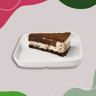 Nemli, Bol Çikolatalı Devil’s Food Cake Arasına Mascarpone Peynirli Krema Ve Üzerinde Kakao Tozu İle Servis Edilir. (~400 Kcal) görseli