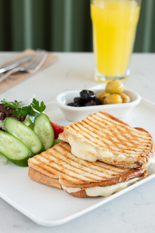 Ayvalık Ekmeğine Kavurmalı Kaşarlı Tost görseli