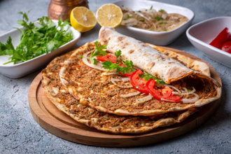 Sarımsaklı Antep Lahmacun görseli