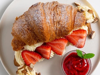 Çilekli Kruvasan görseli