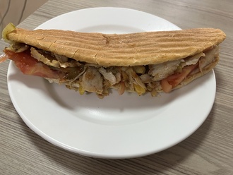 Yarım Somun Ekmek Arası Tavuk Döner görseli