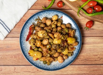 Soslu Zeytin Salatası görseli