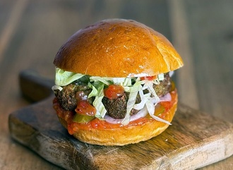 Sweet & Chilli Falafel Burger görseli