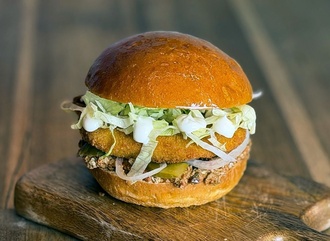 Vegan Schnitzel Zeytin Piyazı Burger görseli