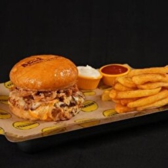 Dört Peynirli Vejetaryan Burger Ve Patates Kızartması görseli