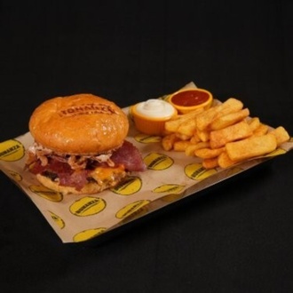 Füme Burger Ve Patates Kızartması görseli