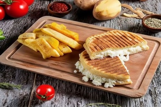 Beyaz Peynirli Bazlama Tost görseli
