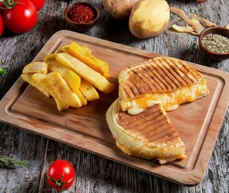 Üç Peynirli Bazlama Tost görseli