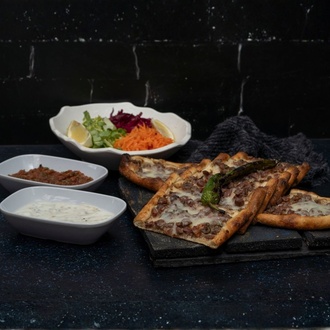 Kuşbaşılı Kaşarlı Pide görseli