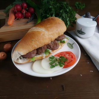 Yarım Ekmek Arası Köfte görseli