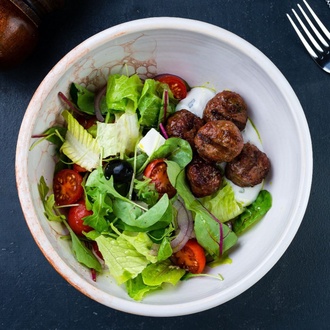 Izgara Köfteli Salata görseli