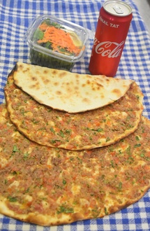 2 Lahmacun, Salata, Coca Cola görseli