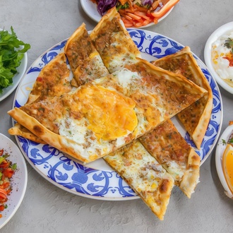 Etli Ekmek Yumurtalı Pide görseli