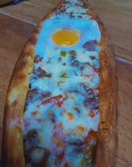 Kuşbaşılı Kaşar Yumurtalı Bafra Pidesi (Açık) (Kayık) görseli