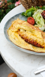 Cheddarlı Omlet & Frankfurter Sosis görseli