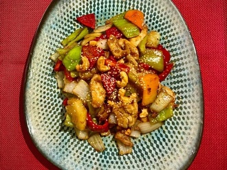 Thai Usulü Kaju Fıstıklı Tavuk görseli