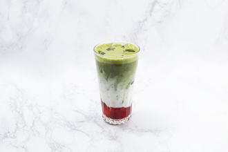 Iced Strawberry Matcha Latte görseli