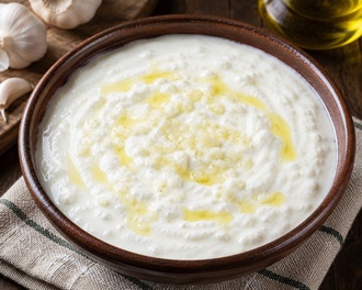 Ev Yapımı Sarımsaklı Yoğurt görseli