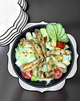 Tavuklu Sezar Salatası görseli