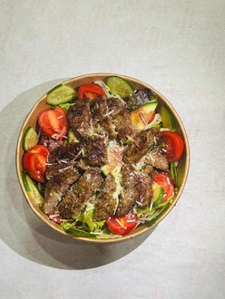 Izgara Köfteli Salata görseli