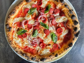 Füme Dana Sosisli Pizza görseli
