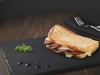 Ayvalık Ekmeğine Karışık Tost görseli