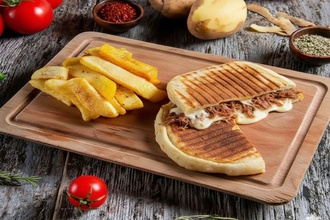 Kavurma Kaşarlı Bazlama Tost görseli