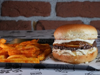 Ballı Ananaslı & İsli Peynirli Burger görseli
